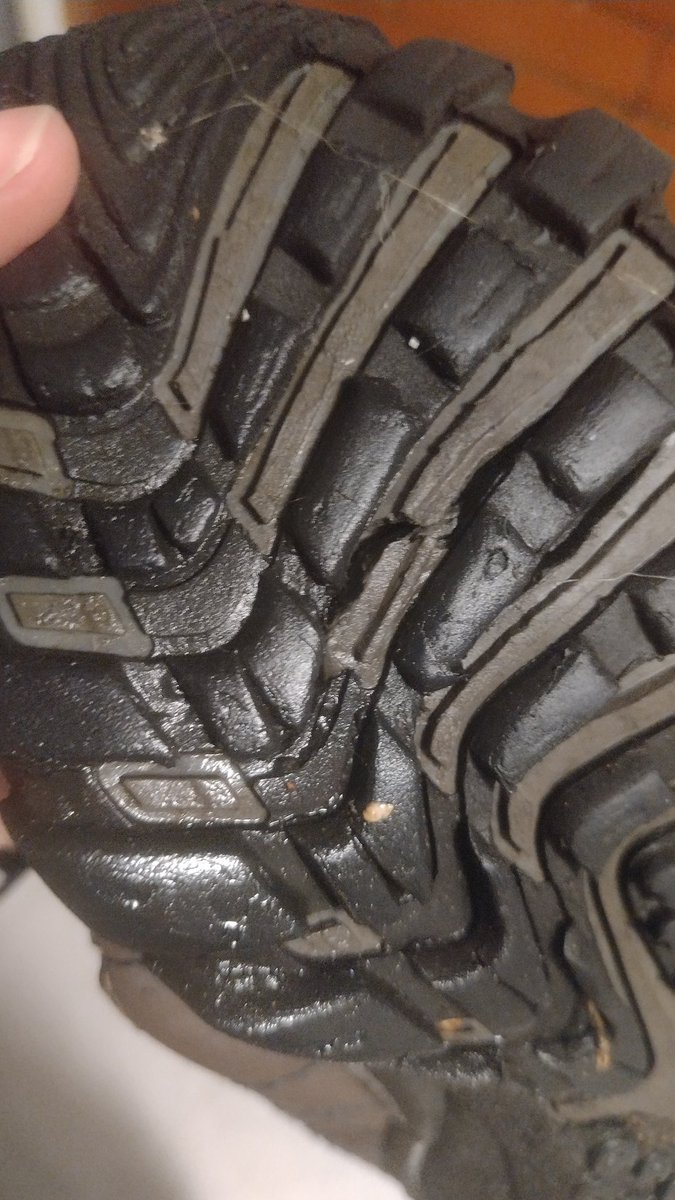 Azh8Sara's tweet photo. Las botas @Discovery_Mx  se rompen al mes de uso https://t.co/AUpJufUx2n