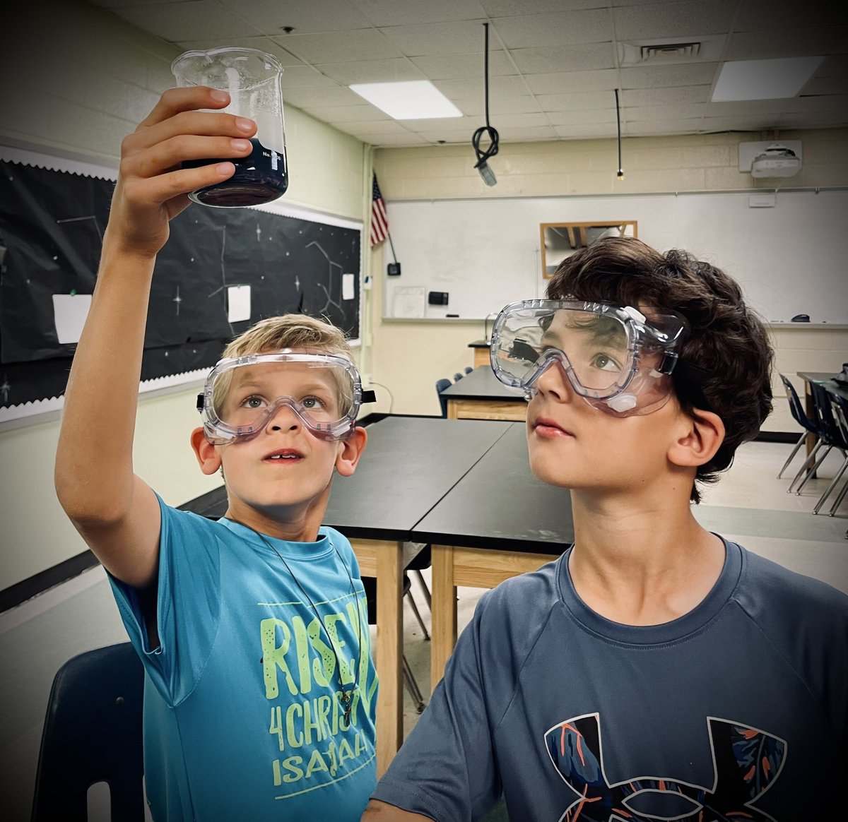 RLifescience's tweet image. Learning about acids and bases in our Chemistry Lab Experience with these @RNE_Foundation Soiree Auction winners. #rnegreatthings #gsta #gadoescience #Chemistry