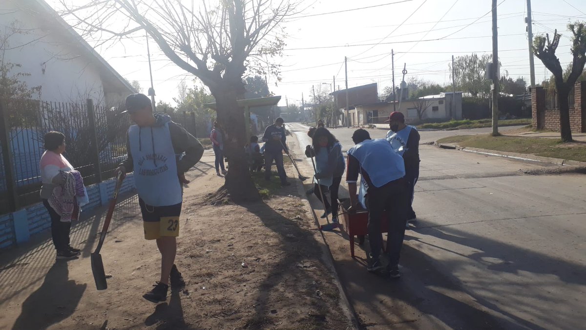 BarriosdeJose1's tweet photo. Cuadrilla "LAS HORMIGUITAS" trabajo en la escuela número 31 Joaquin v Gonzalez. Realizando tareas de limpieza de todo el establecimiento.
#barriodepie
#iosecpaz https://t.co/RRIz4dqPha