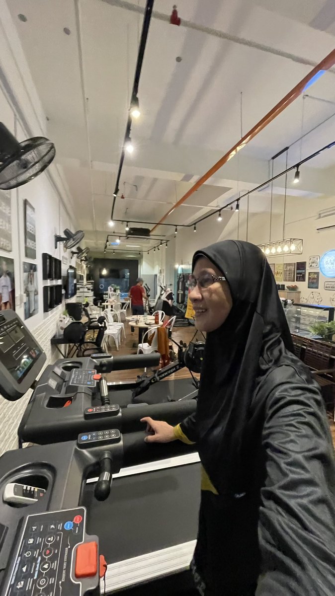 ima129's tweet photo. 20min treadmill 2km rowing 30burpees n cooling down https://t.co/Tl7sKMuhad
