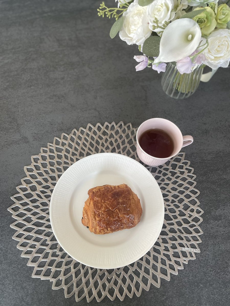 朝パンオショコラ食べるだけでQOL爆上がりする〜🥰
紅茶は、HARNEY&amp;SONSのバニラ🫖