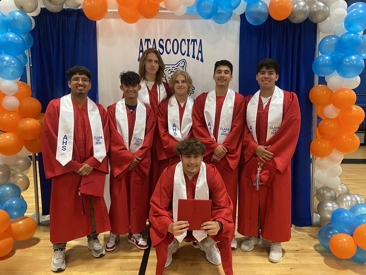 HumbleISD_AMS's tweet photo. SENIOR WALKโผ๏ธ Such a fun time for our Tigers. Our alumni got to put on their cap and gown and walk through the halls. Love this tradition!! ๐๐ #AtascaTigers #AMSSeniorWalk #classof2022 https://t.co/QawqCVI3fA