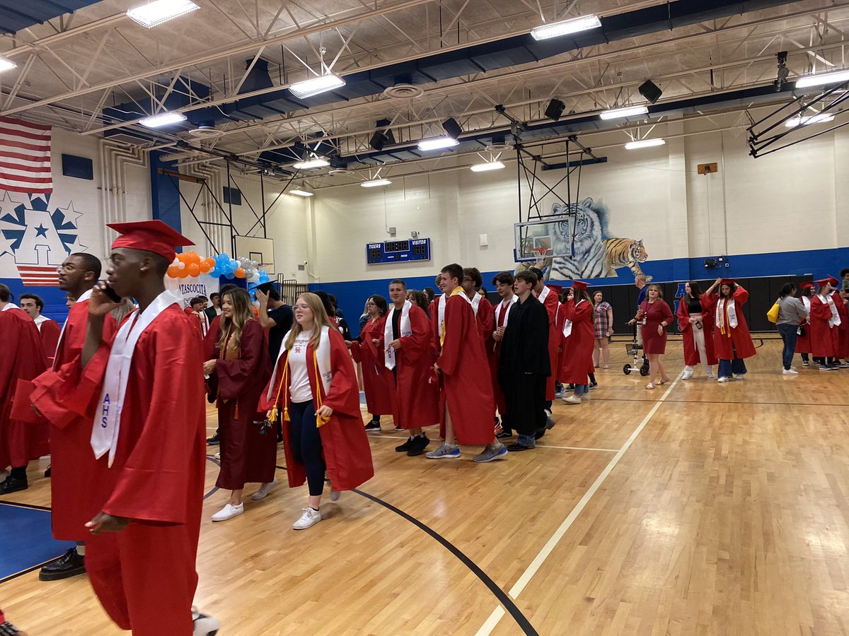 HumbleISD_AMS's tweet photo. SENIOR WALKโผ๏ธ Such a fun time for our Tigers. Our alumni got to put on their cap and gown and walk through the halls. Love this tradition!! ๐๐ #AtascaTigers #AMSSeniorWalk #classof2022 https://t.co/QawqCVI3fA