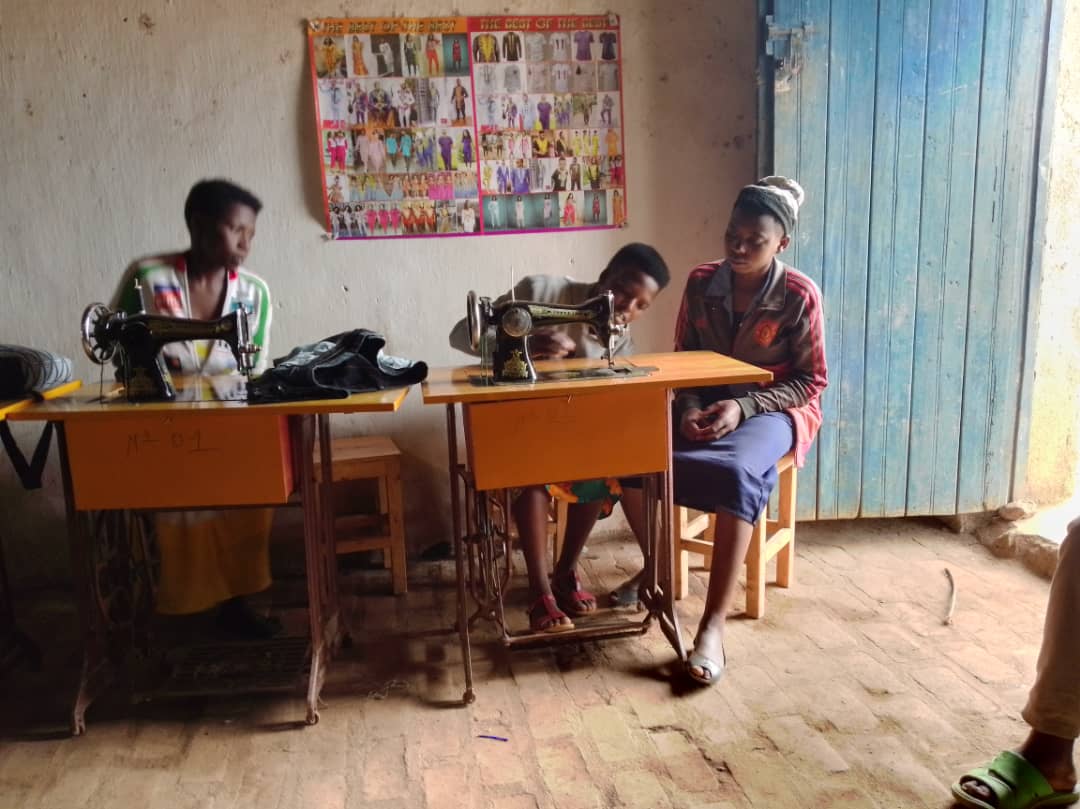 RwandaScouts's tweet photo. Scout District Commissioner of @NyaruguruDistr of @RwandaScouts visited Scouts groups & noticed the good progress they are making to put acquired skills into practice.They were trained in tailoring & carpentry under the project supported by @GovernanceRw & @UNDP_Rwanda.#WeImpact https://t.co/0ij4MmHfEG