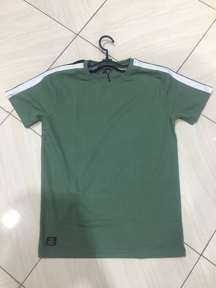 dukenarx's tweet photo. T-shirt kali na za kijanja zipo kwa bei poa kabisa nicheki dm kwa more details ✌️#mrhustler https://t.co/3wc378KRC7