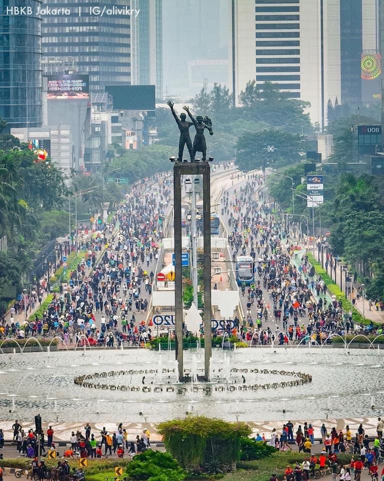 aniesbaswedan's tweet photo. Alhamdulillah, sesudah dua tahun pembatasan, akhirnya Jakarta bisa kembali menggelar Hari Bebas Kendaraan Bermotor/ Car Free Day.

Senang melihat antusiasme warga yg hadir di #CFDJakarta hari Minggu lalu, walau ramai tapi tertib.

#JakartaLangitBiru #HBKB
https://t.co/QkI6LnFbOh https://t.co/CTyRcrh1tj