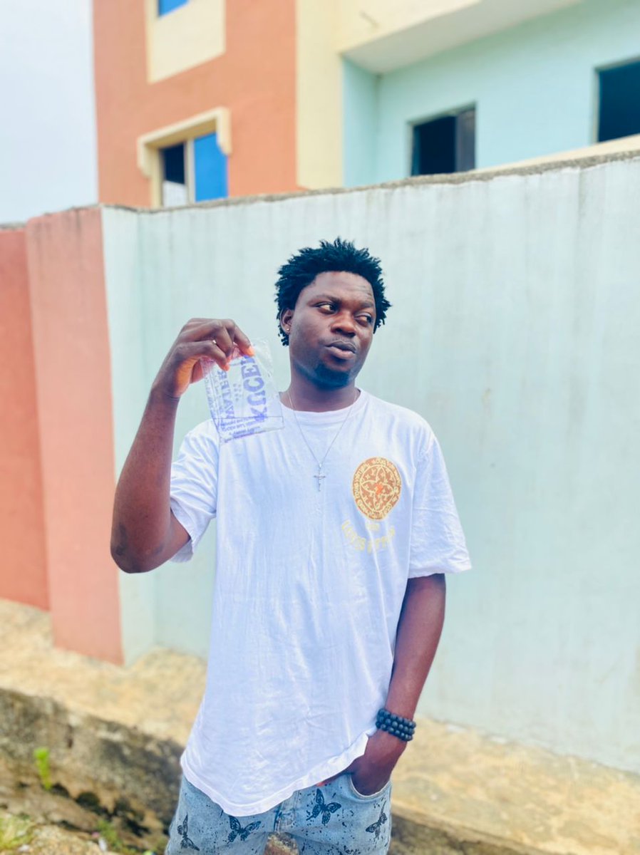 realsygn's tweet photo. Relationship issues it's more like a sachet of pure water which I am holding on my hand.

You can afford one sachet of pure water but you can't end up taking it all,
No matter what it's. https://t.co/UHUusaXqks