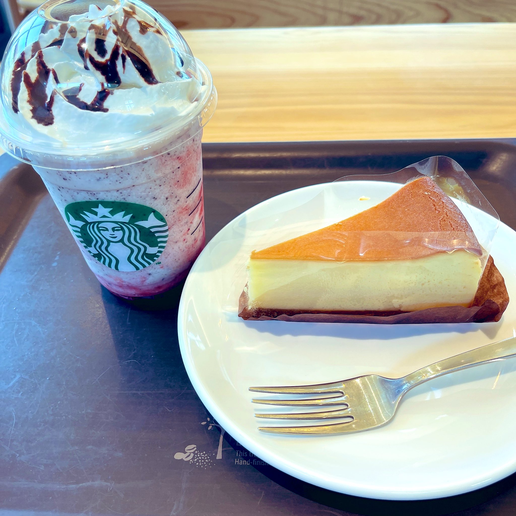 みっくん スタバに来ました 1人でのんびり たまにはいいなぁ スタバ ニューヨークチーズケーキ ストロベリーフラペチーノ T Co Hemwibqtu5 Twitter