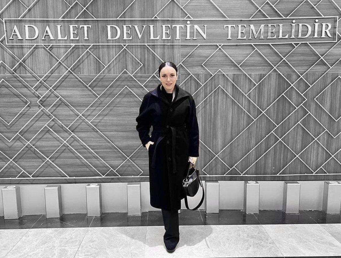 Hankeerr11's tweet photo. Biz senin hep yanındayız bunu hiç unutma 🤍 #EzgiMola  #EzgiMolaYalnızDeğildir https://t.co/nvcdpuDWpW https://t.co/adsgWyaoxG