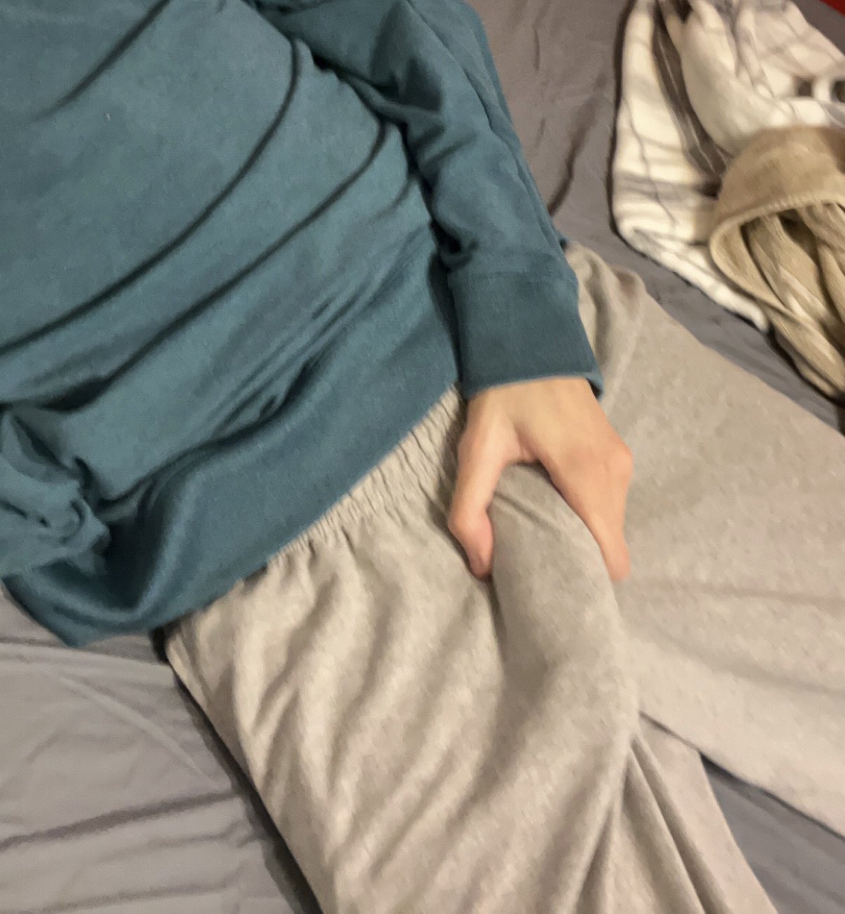 𝓛𝓪𝓷𝓴 🩸 on X: stroking through my grey sweatpants with no underwear on  🤭 #greysweatpants #cock #hardthroughpants #bisexual #gay #hardcock  #thickcock #boner #bwc t.coWtjJxSCOqE  X