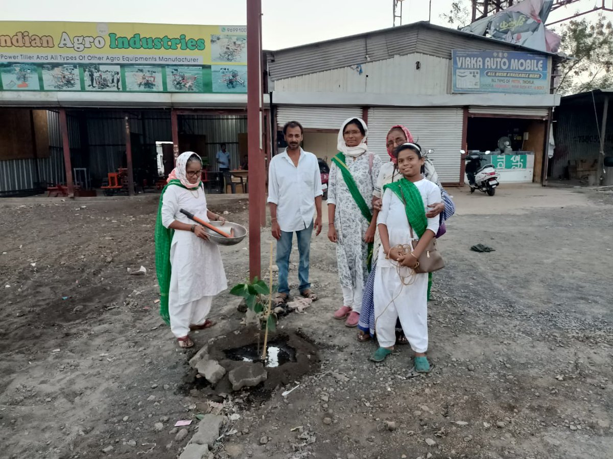 punemum's tweet photo. 23/05/2022
#Pune में #MahilaUtthanMandal द्वारा पर्यावरण सुरक्षा अभियान: वृक्षरोपण सेवा पीपल,तुलसी, नीम, आँवला ये वृक्ष लगाने से आपके द्वारा प्राणिमात्र की बड़ी सेवा होगी। खुद वृक्षलगाना और दूसरों को प्रेरित करना भी एक सेवा है।- Sant Shri Asharamji Bapu
#EnvironmentalPrograms https://t.co/cDXdzMeK1A