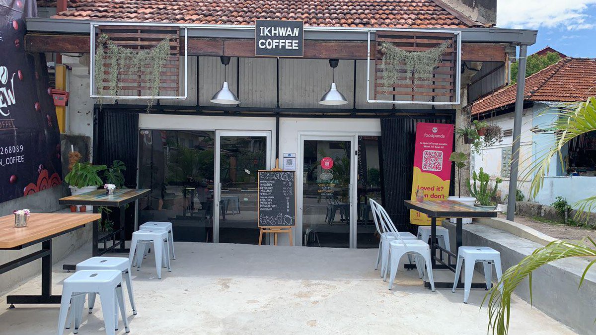visitjohor_'s tweet photo. Nah min share port ngopi yg korang blh lepak dgn member bincang ttg masalah hidup sambil layan kopi tahu2 dh dkt universe lain dah. Selamat mengopi☕

1. Kelab Kopi (Batu Pahat) 
2. Ikhwan Coffee (dpn Menara TNB / BBU)
3. Space Cafe (Holiday Villa) 
4. ZUS Coffee (sekitar Johor) https://t.co/rZk5DB9IPP