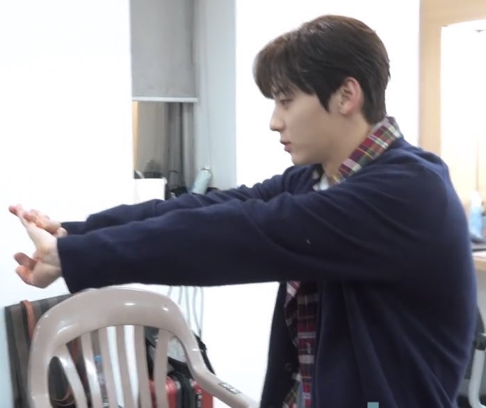 저도 맛사지좀 해달라고 오는거… 얘가 연하거나 후배였으면 그거대로 볼만했을듯