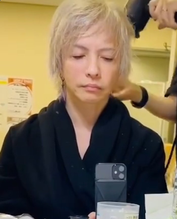 Link Nohydenolife ママに ドライヤーしないとダメよ と言われて 仕方なく髪乾かして貰ってる幼稚園児hydeくん めんどくさくてアヒル口になる幼稚園児hydeくん 気持ちよくて眠くなる幼稚園児hydeくん はい やっぱり可愛い幼稚園児hydeくん