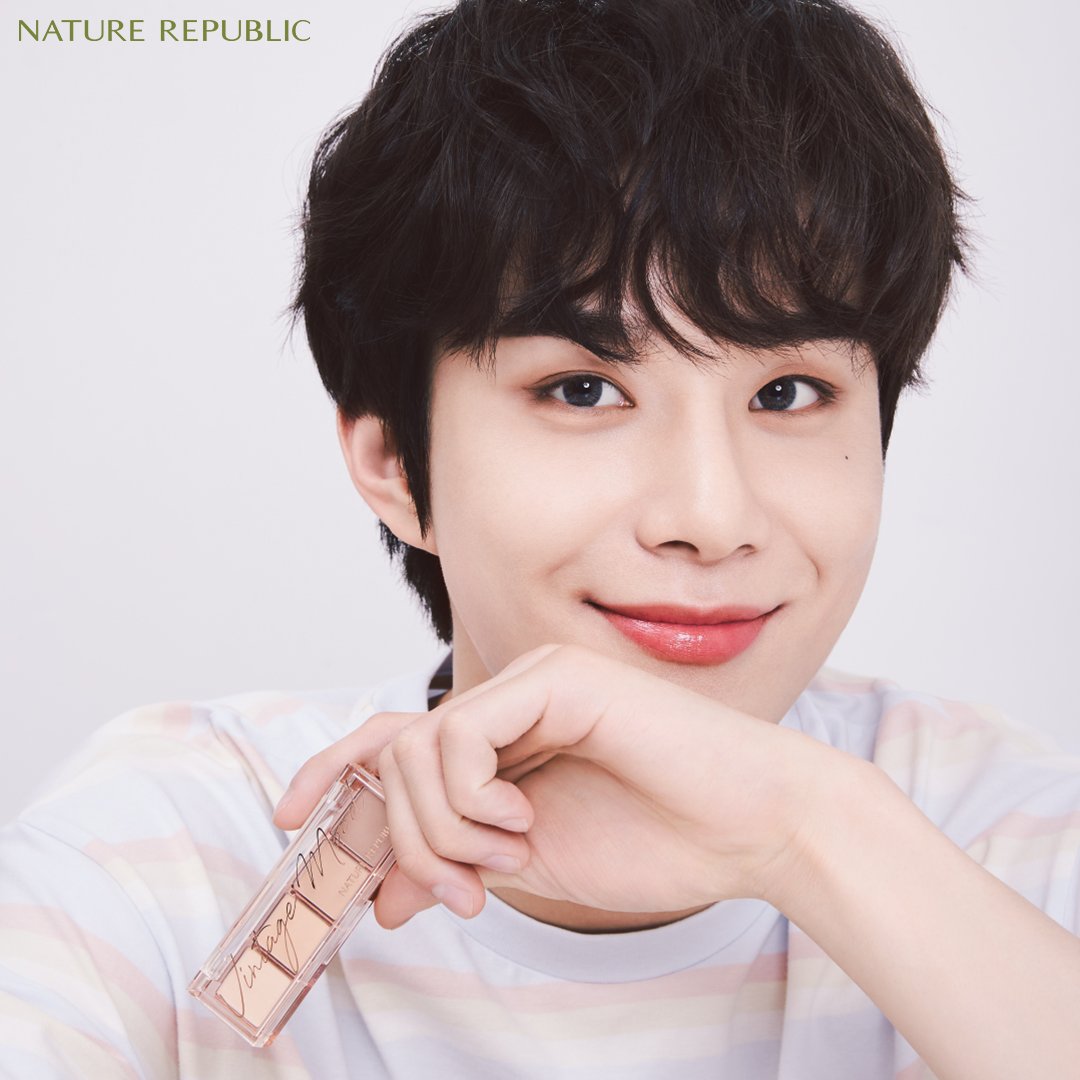 NR_Singapore's tweet photo. 【�#GameMania I 𝑱𝑼𝑵𝑮𝑾𝑶𝑶】
🕹: “In this game, you have to press this button now~“
Carried around the #DailyBasicPalette as much as he carried around his games🎨 #Number1Brown
👉BUY NOW! NCT 127 #Jungwoo's NEW favorite make-up products are OUT NOW❕ (Shop links in bio) https://t.co/VeuyFaNbWS