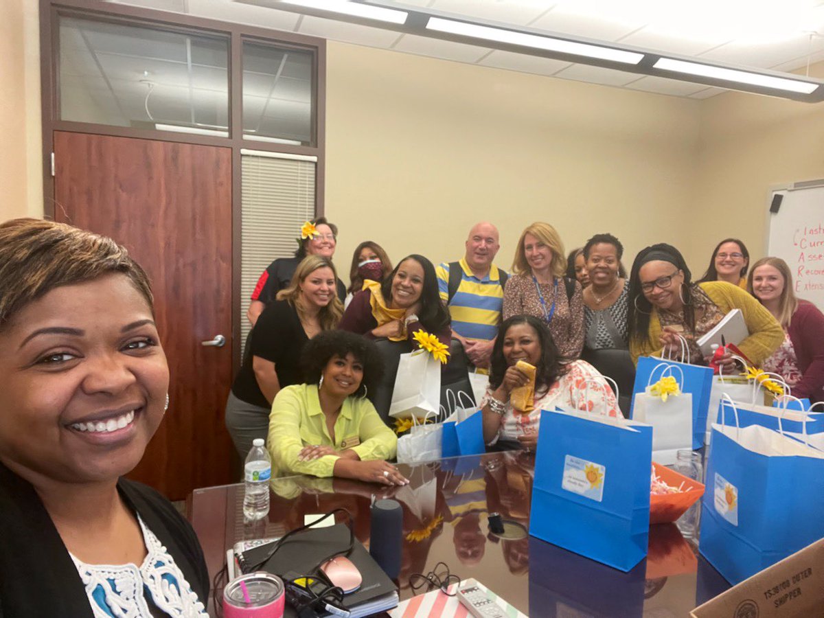 Azuredee123's tweet photo. This year has definitely had its challenges, but laughter has been the SUNSHINE that brightens everyday!!! #choosechannelview #createacollaborativechannelview https://t.co/Bm0Qu2amup