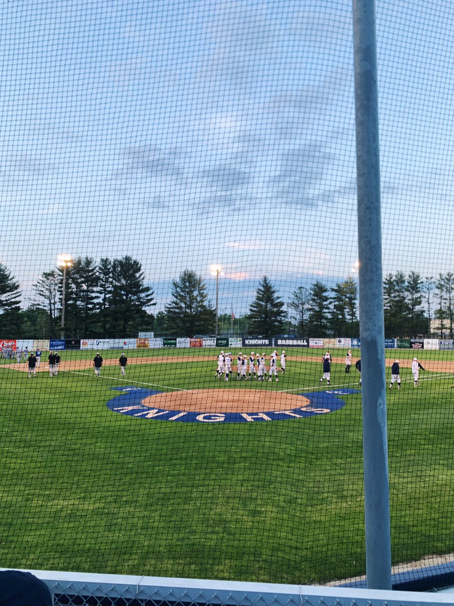 Huntergrace711's tweet photo. Talk about not only a great night for baseball but also a great game!! Way to beat the undefeated Carroll Cougars! @LCC_Barstool https://t.co/QCZ23IpTfU