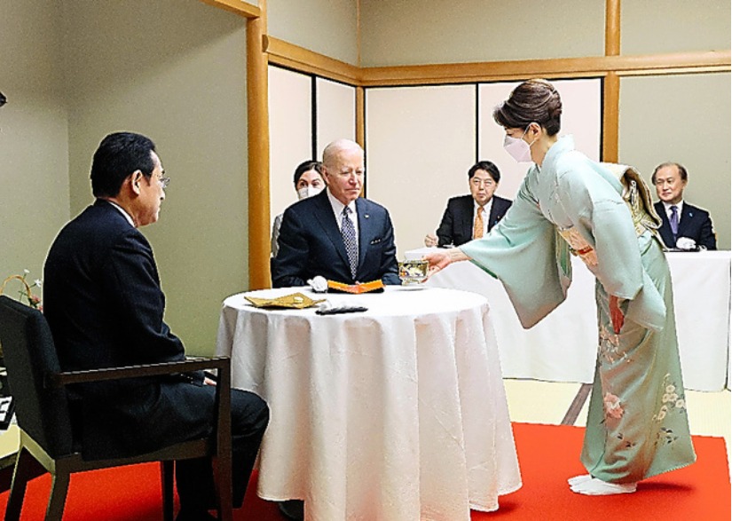 일본의 '환대'는 총리 부인이 차를 대접하는 것이지만... 바이든도 와 좋다 멋지다 역시 대접받는다는 느낌이 들었을까?