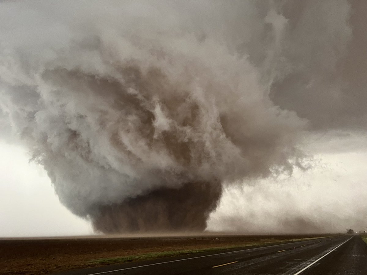 Just north of Morton, Texas earlier. I’m speechless. Crazy chase with <a href="/Thunder12uss/">Russ Smith</a> #txwx <a href="/NWSLubbock/">NWS Lubbock</a>