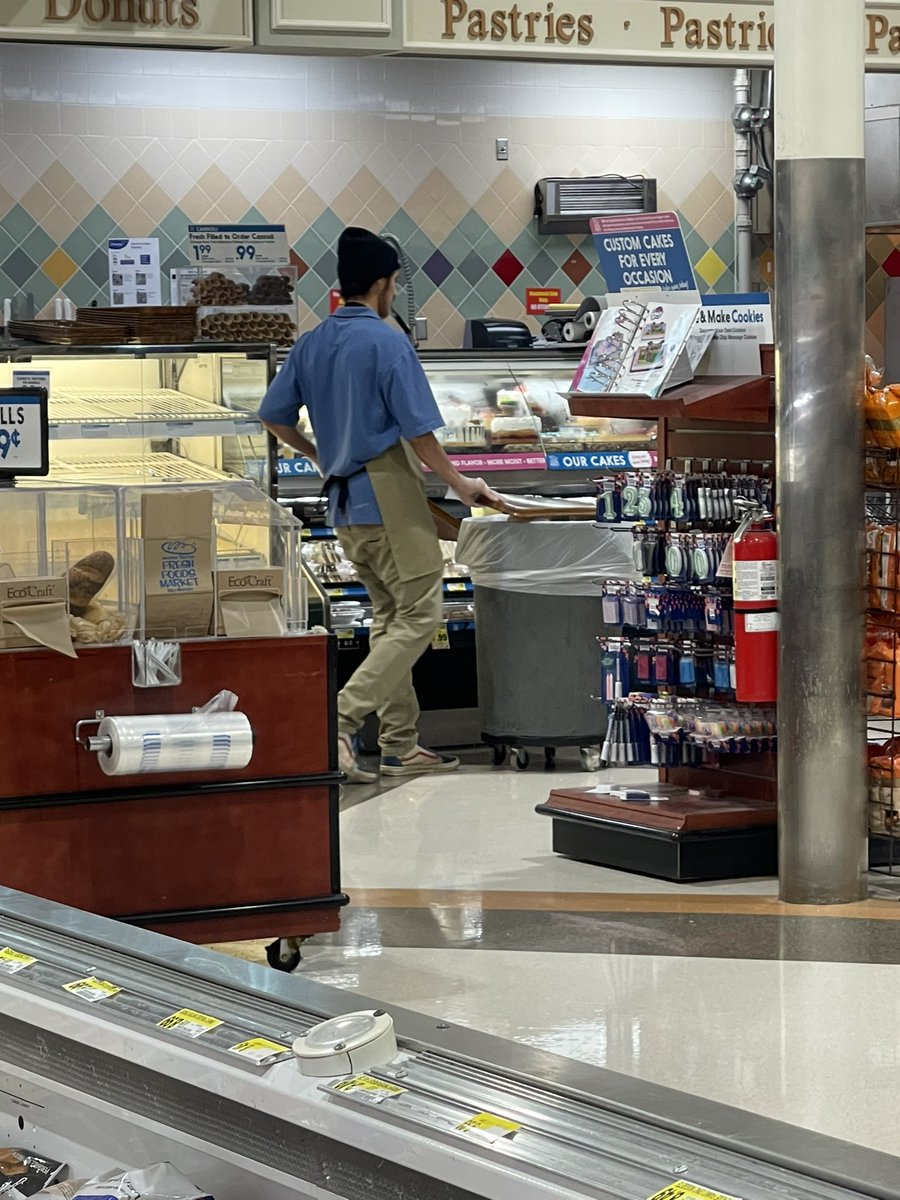 RCraw88's tweet photo. @HarrisTeeter shameful that your stores throw out their baked goods vs donating them to a local food bank, especially during these hard times for so many due to the pandemic. It was 5:30pm when this was being done by your employee. #dobetter #feedNC #NorthCarolina @Publix https://t.co/zkP2qUICGY