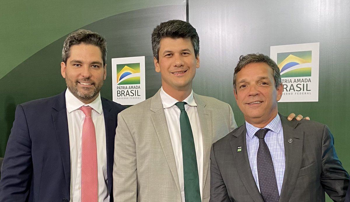 supermarcio_1's tweet photo. Eu falo que o Espírito Santo já dominou o Brasília! A trinca capixaba do coentro!

Eu: nascido no ES
Mont: metade da família no sul do ES
Caio: família em Vila Velha/ES

Parabéns, Caio! Novo Presidente da Petrobrás! 🇧🇷🇧🇷🇧🇷🇧🇷🇧🇷🇧🇷

#GoPetro @jairbolsonaro https://t.co/ZR1r9HFI3i