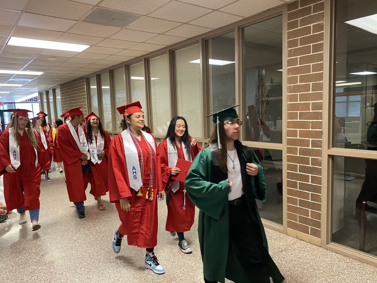 HumbleISD_AMS's tweet photo. ๐๐งกSeniors thank you for joining usโ๏ธ๐๐งก #atascatigers #AMSSeniorWalk #classof22 https://t.co/pbwcrzNIag