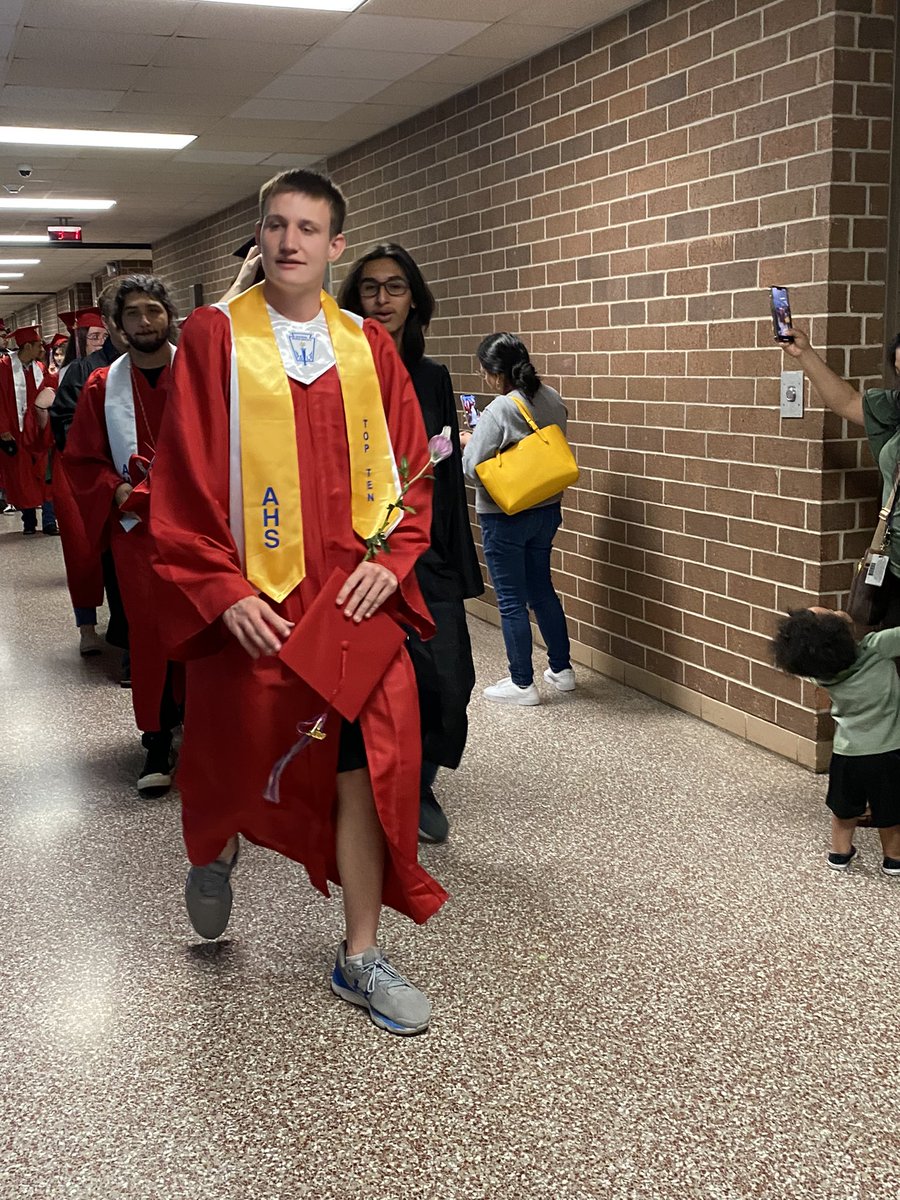 HumbleISD_AMS's tweet photo. ๐๐งกSeniors thank you for joining usโ๏ธ๐๐งก #atascatigers #AMSSeniorWalk #classof22 https://t.co/pbwcrzNIag