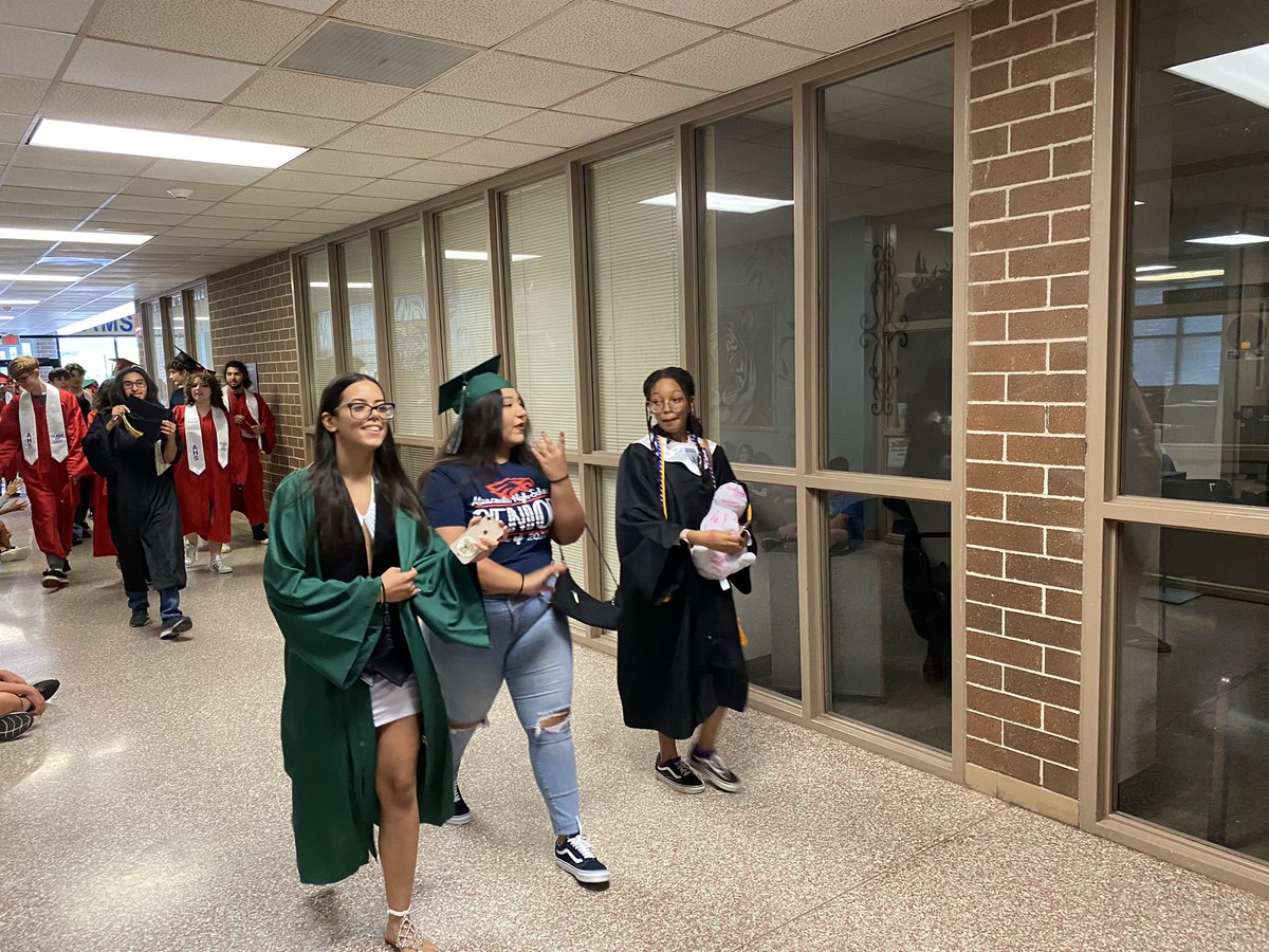HumbleISD_AMS's tweet photo. ๐๐งกSeniors thank you for joining usโ๏ธ๐๐งก #atascatigers #AMSSeniorWalk #classof22 https://t.co/pbwcrzNIag