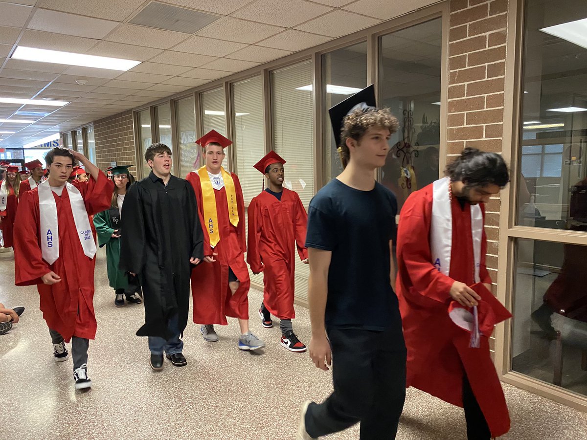 HumbleISD_AMS's tweet photo. ๐๐งกSeniors thank you for joining usโ๏ธ๐๐งก #atascatigers #AMSSeniorWalk #classof22 https://t.co/pbwcrzNIag