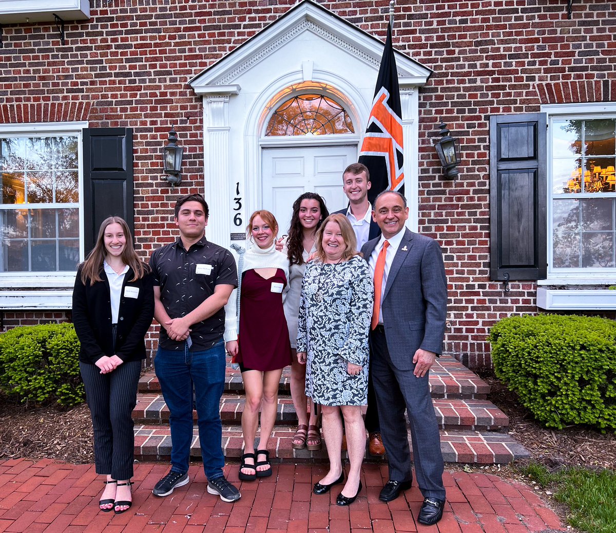 KPrez18's tweet photo. Small class sizes, close relationships with faculty and staff, research opportunities, internships, study abroad, and intramural sports were favorite K highlights for these seniors. #MoreInFour #ThreeWeeks https://t.co/pKr6mOEoZD