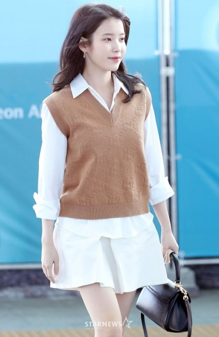 [#FOTO] 24.05.22 - IU no Aeroporto de Incheon, indo à França para o Festival de Cannes.