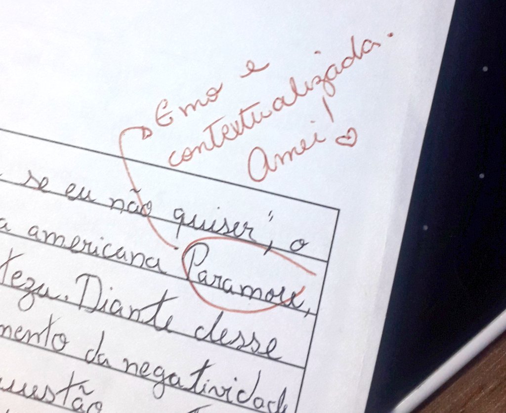 nelisberis's tweet photo. Tirei mil na redação citando Paramore e minha professora escreveu isso aqui https://t.co/KpkP5QD6FI