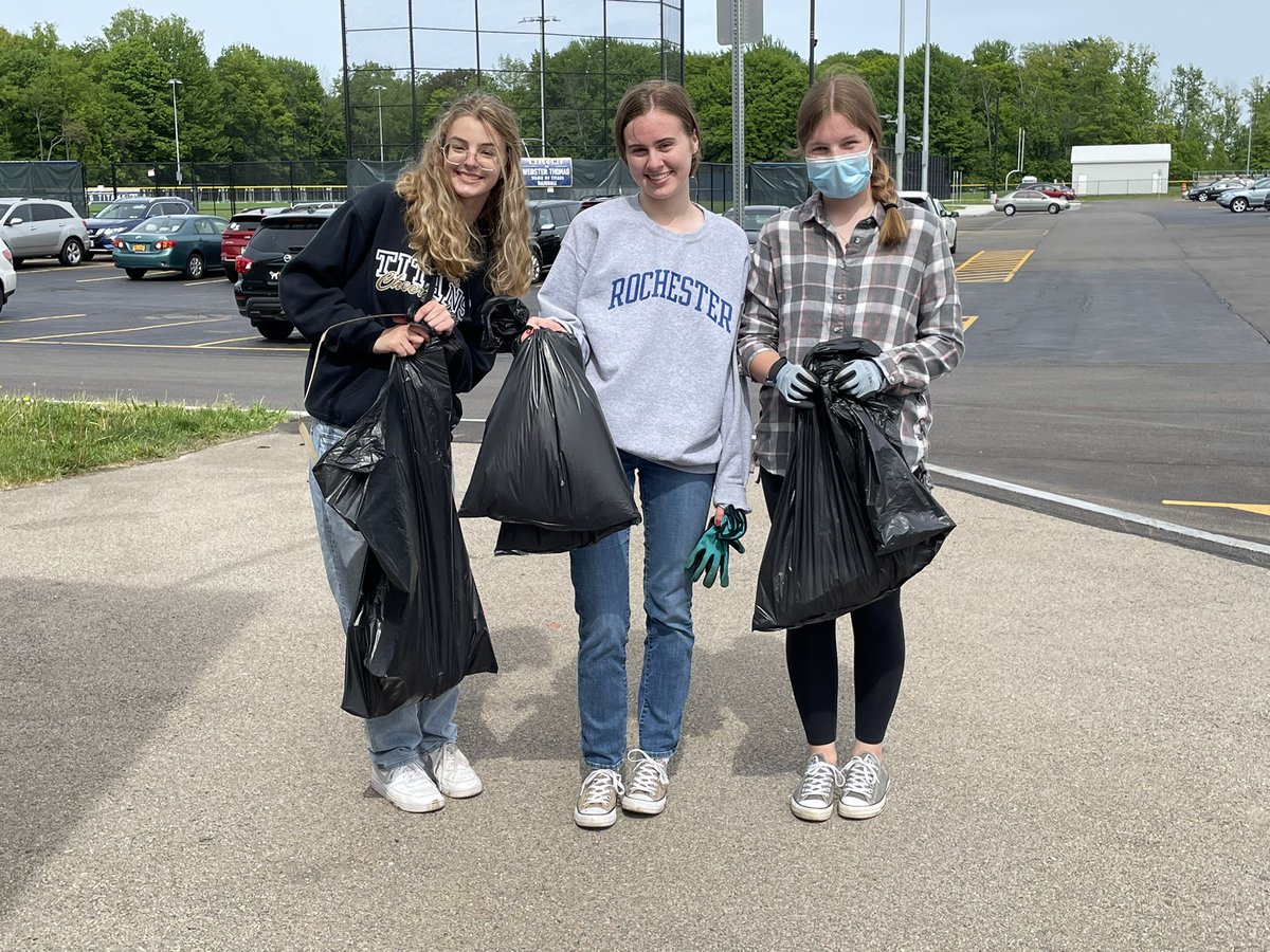 mrsdrury205's tweet photo. Earth club hosted our last cleanup of the year today. This time we picked up around Thomas to leave our campus a cleaner place as spring sports wrap up over the next few weeks @ThomasTitans @WCSDProud https://t.co/BO2IdEVeLN