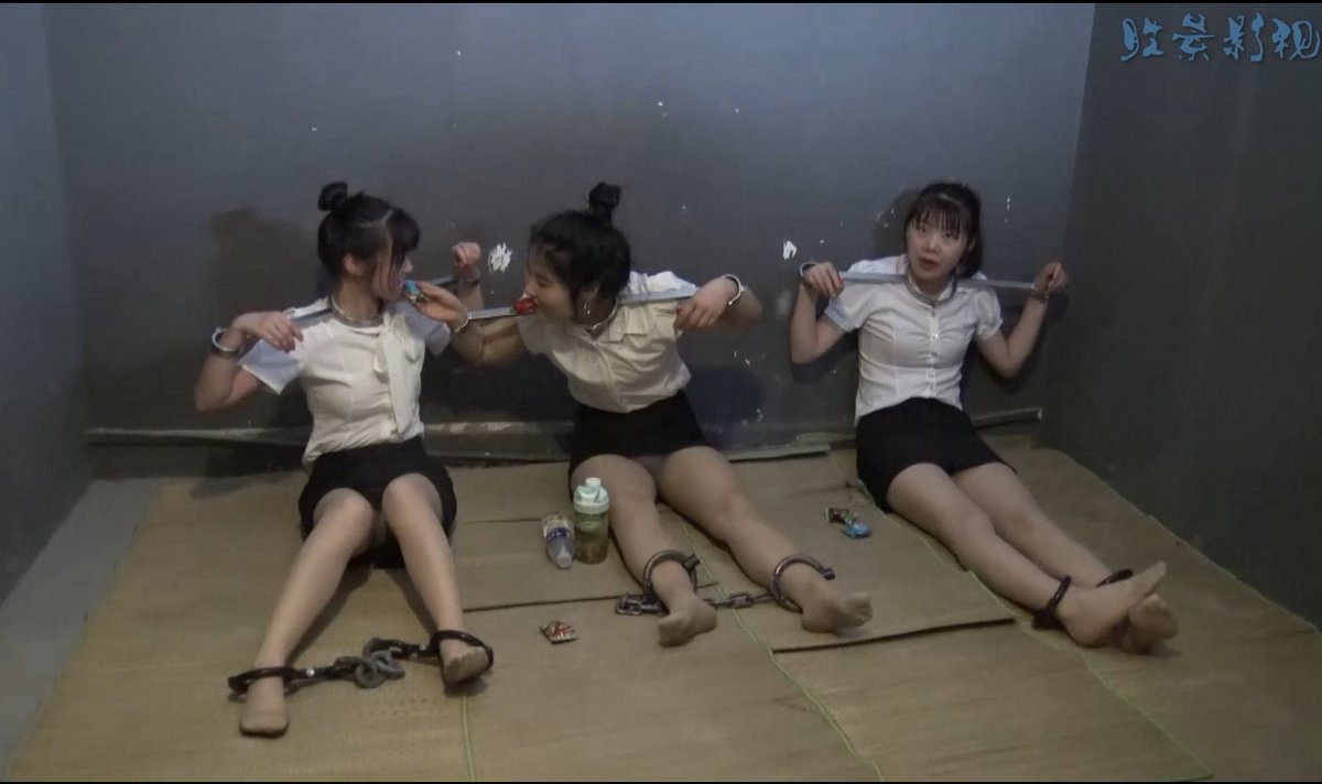 Chinesesjys's tweet photo. 三美女被戴着镣铐颈手枷在牢房自娱自乐，她们就这样拘束着喝水吃东西，看她们玩的多欢乐啊，QQ342642509 https://t.co/HmFEabnjaW https://t.co/2b4HoPUoDn