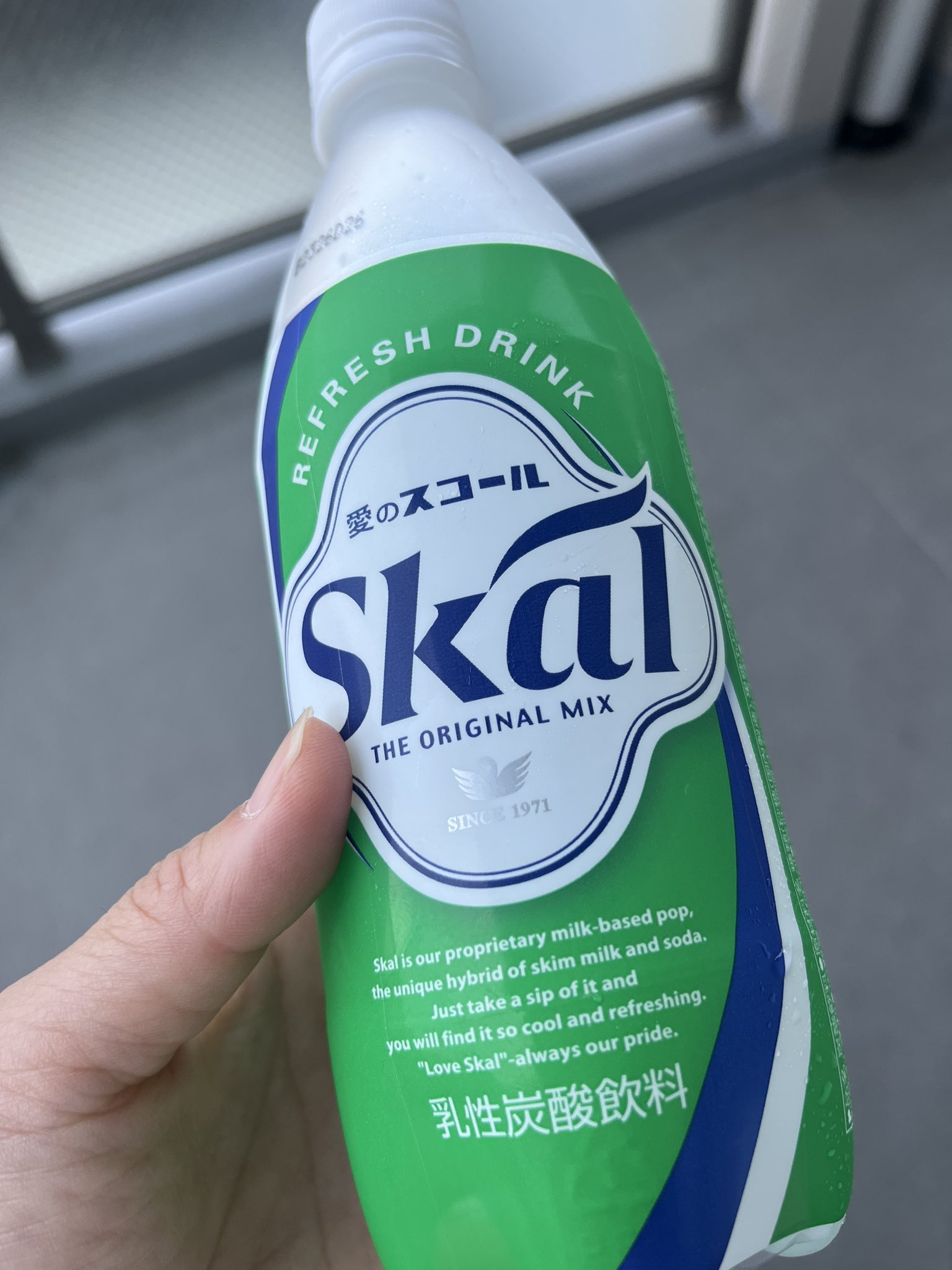 Comprehensible Japanese Yuki 今日は暑い ちょっと外を歩いたらバテてしまいました 炭酸が飲みたくなったから 自動販売機で買ってきました 今日 きょう 暑い あつい 外 そと 歩く あるく 炭酸 たんさん 飲む のむ 自動販売機 じどうはんば