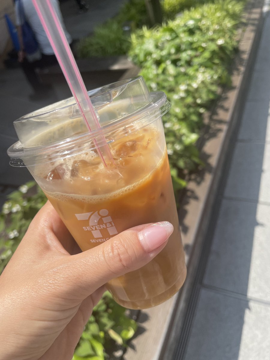 WatchGuardJapan's tweet photo. 天気が良くて気持ちがいいですね！
アイスコーヒーは夏の訪れを感じるなぁ～☀️ https://t.co/RwCAG9ZWV5