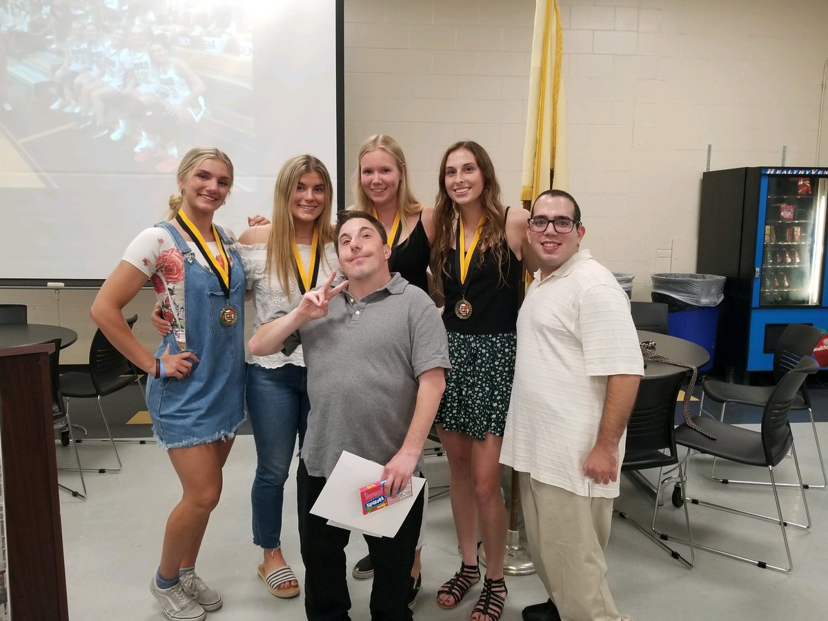 genfara42's tweet photo. Awesome night with my favorite people. Couldn’t have asked for a better 4 years❤️🏀
Thank you with awarding me with…
-2022 Most Valuable Player
-Kelly Collins Inspiration Award 
#Together https://t.co/QzmoVakKiz