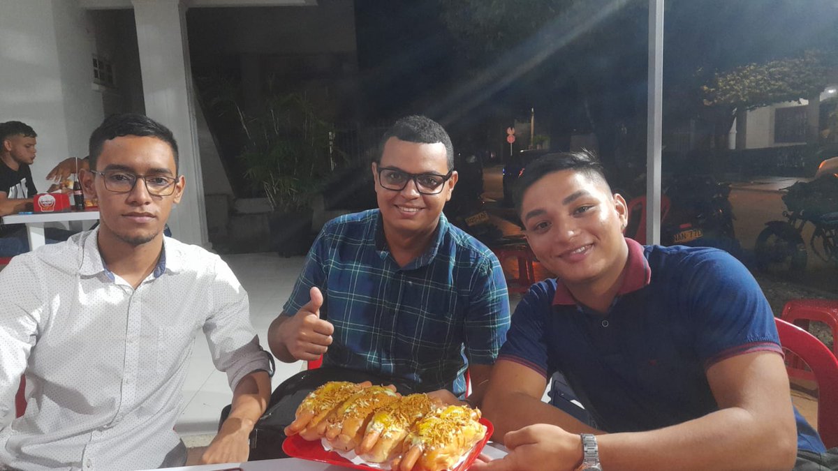 julioxdj25's tweet photo. Bien elegantes los perrales con el patrocinio de @soypequenojuan en compañía de @jmontpast24 y @andresjuliodiaz https://t.co/kqY0UmNi7j
