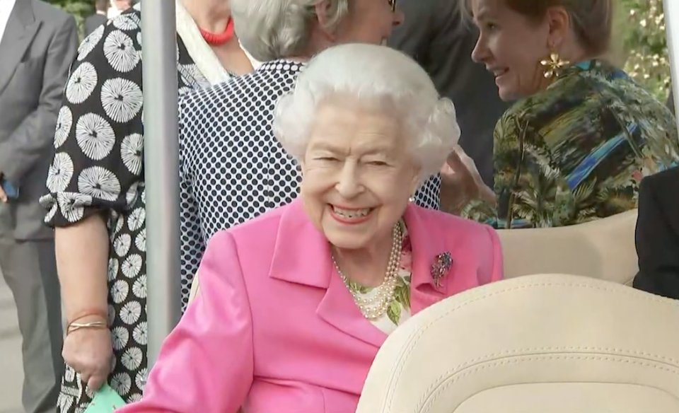 Beep, Beep! The Queen Arrives at the 2022 Chelsea Flower Show (and, OMG that smile) bit.ly/3LEVbqL
