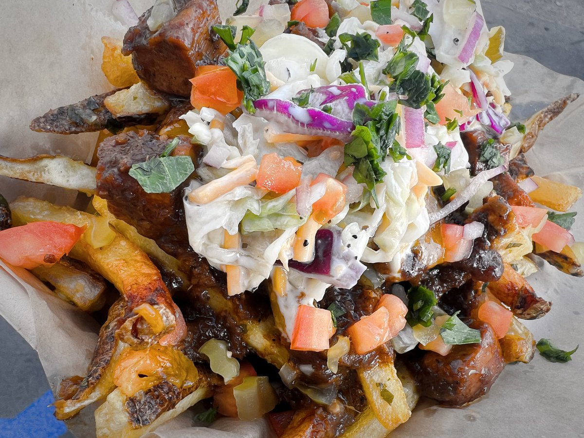 MameyMamiOC's tweet photo. Check out the new jerk chicken loaded fries! Mmmm that spicy sweet and tangy fry will hit the spot! #loadedfries #openwednesday #treatyoself #lgbtq🌈 #lgbtqchefs🌈🌈 #supportlocal #redondobeach https://t.co/JKuSwBUWPE