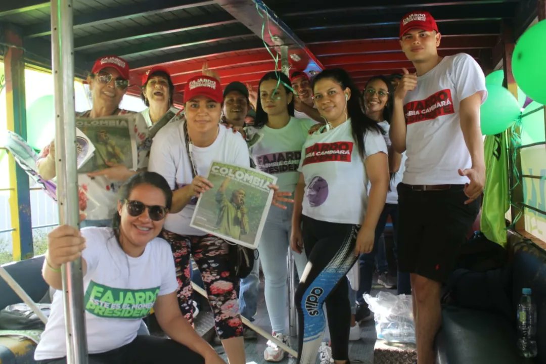Compromiso_Sant's tweet photo. Caravana de la esperanza desde bucaramanga, seguimos firmes con #FajardoPresidente
Este 29 mayo los invitamos a votar por la esperanza @sergiofajardovalderrama https://t.co/L2owOWNP9u