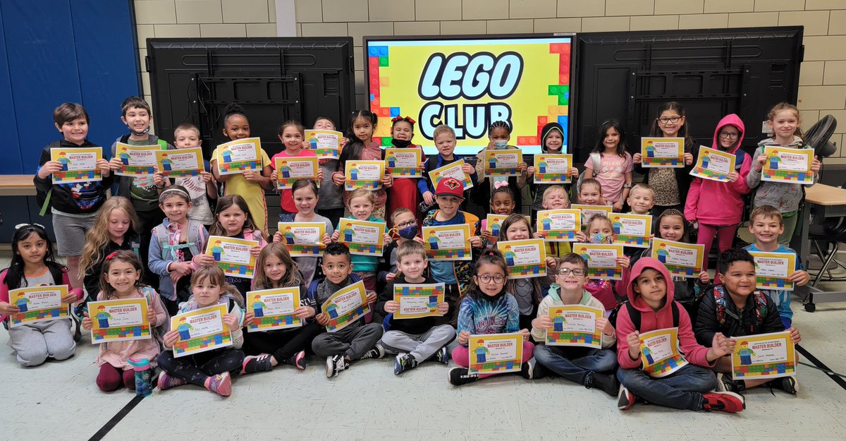 HolmesRdLibrary's tweet photo. So proud of our Master Builders who designed their own unique creations! Can't wait until next time! Continue to think outside the box and build your ideas! #legolife #empoweringfutureleaders https://t.co/2bCeAGO4un