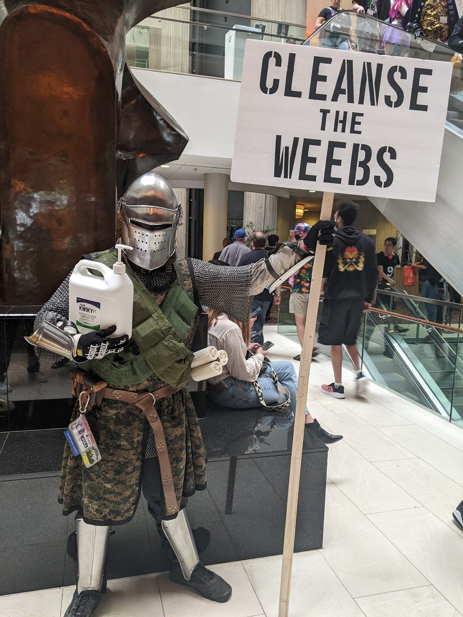 ZManCosplay's tweet photo. The knight, dubbed "Sir Sudsington" or "Sir Reginald the Hygienic" was a huge success. 

First few hours was spent handing out soap. Then I grabbed the 4L jug of sanitizer.

Which do you thing was a better prop: Loofah mace or sanitizer jug?

#cosplay #animecentral #Acen2022 https://t.co/uZkgE0eCLr
