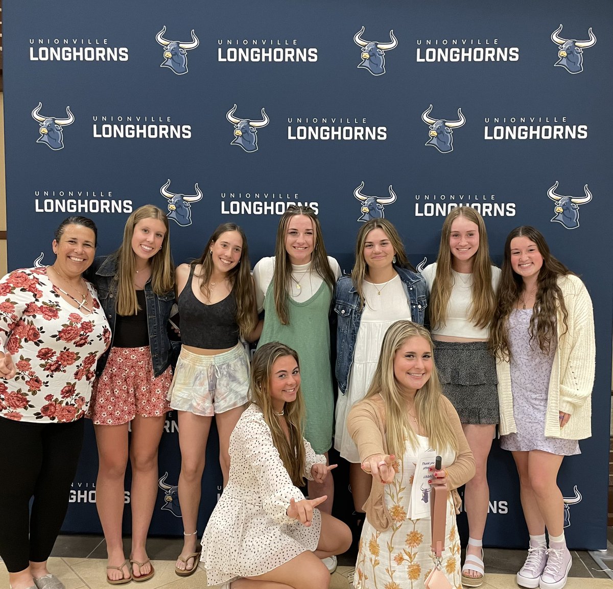 Great night at the Unionville ESPY Awards!Senior captain <a href="/BruckerLucy/">Lucy Brucker 2022</a> presented the first annual Horns Up Award to sophomore captain <a href="/mparisi2024/">Madison Parisi</a> Love that so many teammates came out to support them! #Hornsup