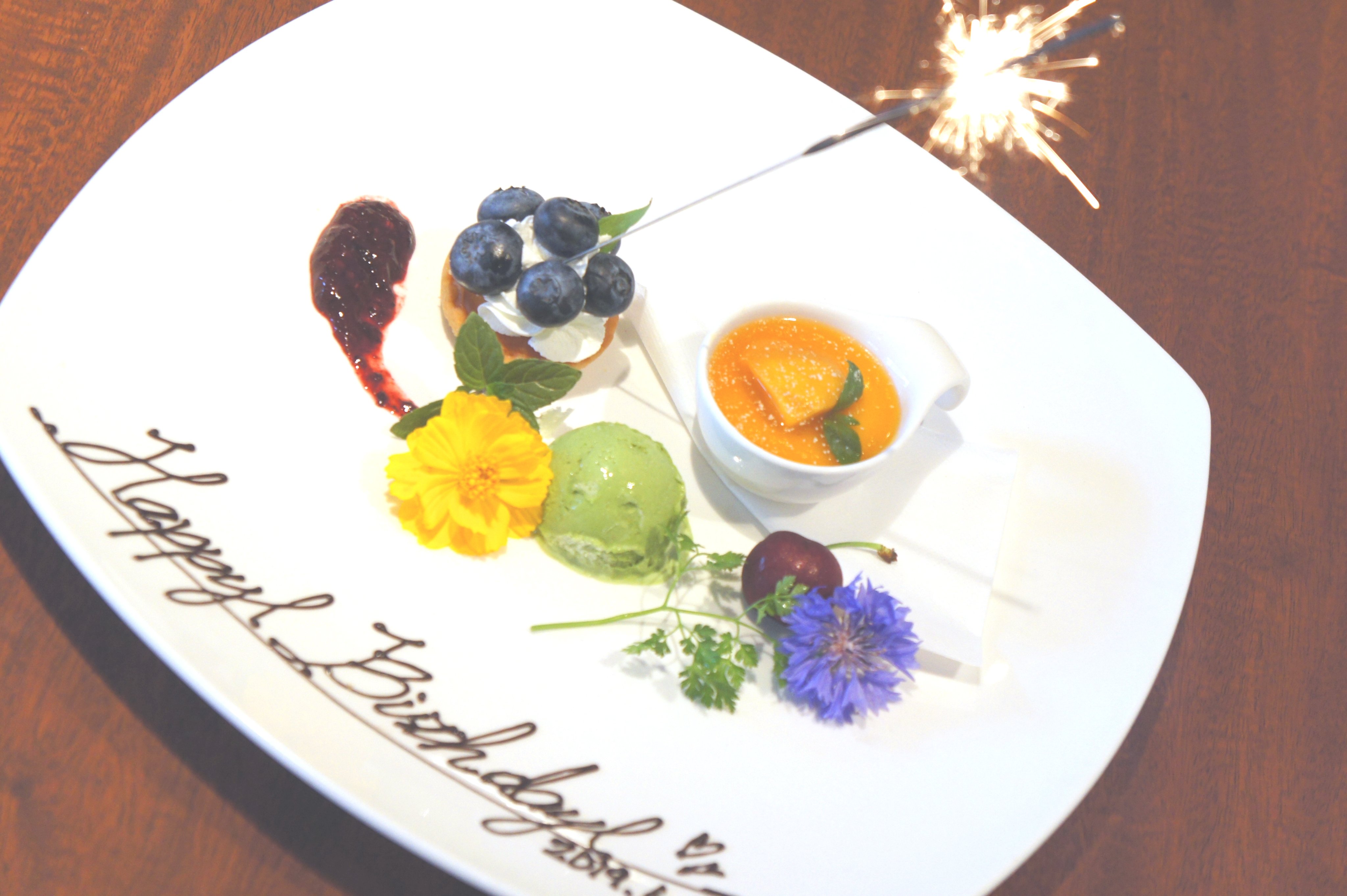 La Porta お祝い 事前のご予約で 昼夜各種コースについているデザートにメッセージを付ける 0 メッセージプレート付きのデザートを予約 1 210 ラウンドケーキをご用意 別途有料 こんなことができますよ 誕生日 お祝い