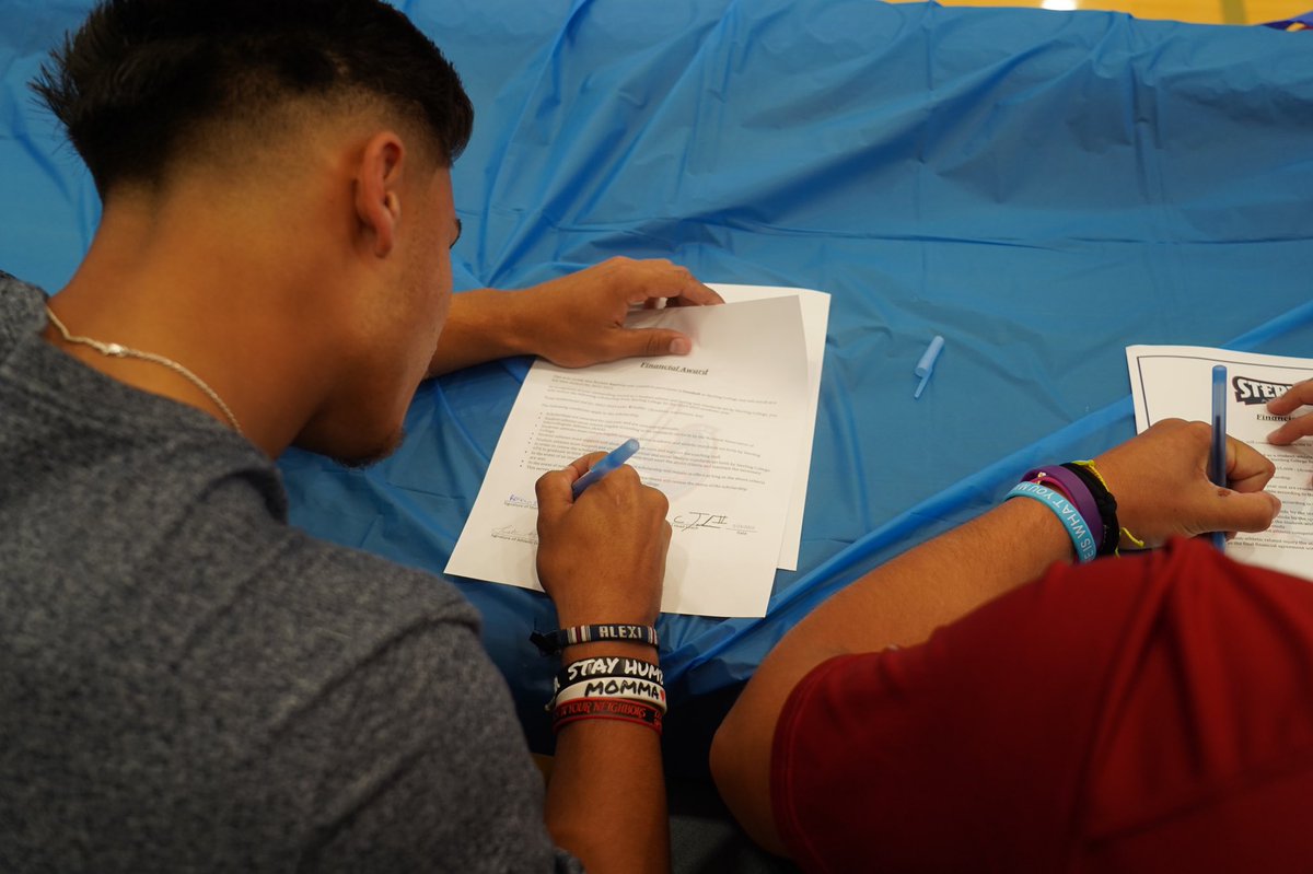 RocklinB4ptista's tweet photo. Pen to Paper, officially official⚔️ https://t.co/D3dooIlERp