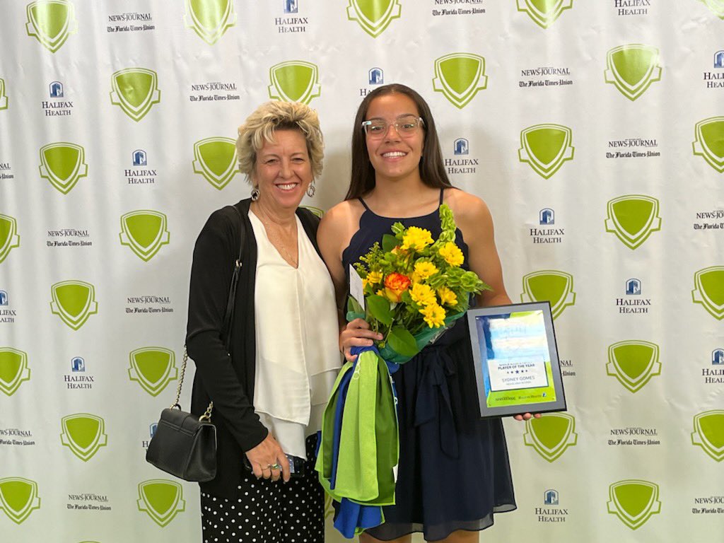Sydneygomes42's tweet photo. Thankful to be named USA Today High School Sports Awards Girls Basketball Player of the Year!! Thankful for the best support system out there. Excited to see what the future holds❤️ https://t.co/tVO1MSiLEX