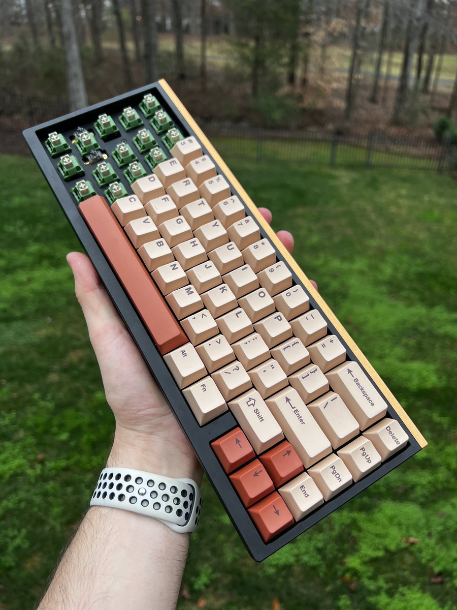 nftThiccThighs's tweet photo. keeb weeb in nature?? 

Mode65 Case with stock TTC Wild Switches, Cherry Sand Caps, polyfill and tape mod on the inside 🫡

@NFTYKEYS #NFTYkeys https://t.co/SN3l63p8FL