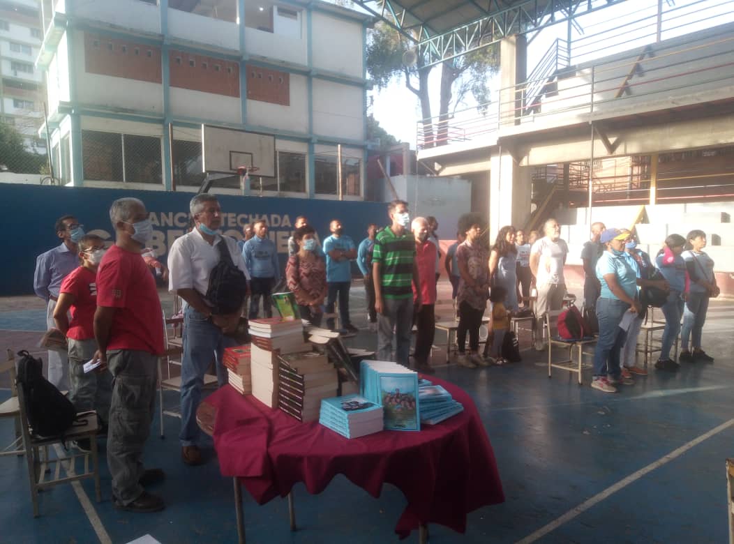 SantrichVive22's tweet photo. Más hermosas palabras y música en el Acto político cultural "Jesús Santrich Vive", Comuna Panal 2021. Con la imprescindible Adelaida @plataformacst del @PCV_Venezuela, la profesora Lina @httplinus, el camarada y cantor Leonardo Murga, y la poeta Shirley @sirleni13 https://t.co/JbNTyuss2u