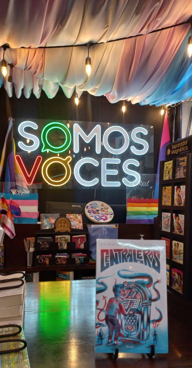 SomosVocesMX's tweet photo. Más allá de la Oaxaca turística, en las esquinas de las calles sórdidas de la Central de Abastos están los centraleros que ligan con la mirada turbia. 

#SomosVoces te recomienda #Centraleros, la novela del oaxaqueño @antonio_zaratte, publicada por Matanga Taller Editorial. 🌈🔥 https://t.co/P8WyxJcxAz